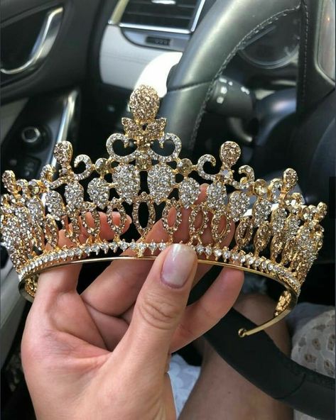 Quinceanera Jewelry, Quinceanera Tiaras, Hair Accessories Crown, Crystal Crown Tiaras, Tiara Accessories, Crown Aesthetic, Tiaras Jewellery, Beautiful Tiaras, Gold Tiara