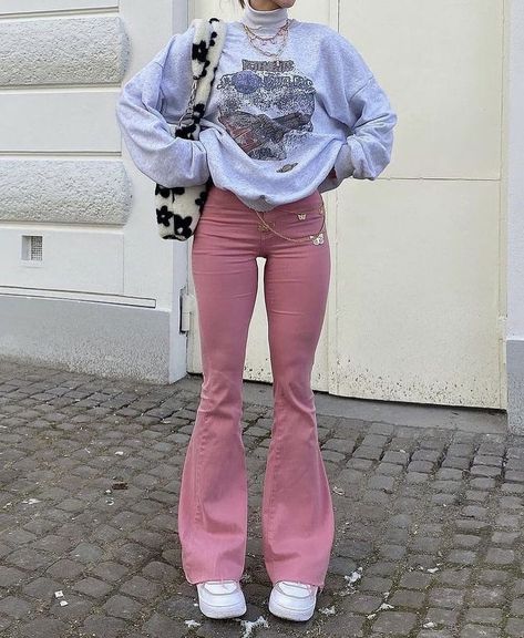 90s Fashion Pink, Jeans Women High Waist, Jeans Rosa, Mode Rose, Look Jean, Salalah, Jeans Mom, Flare Leg Jeans, Pink Pants