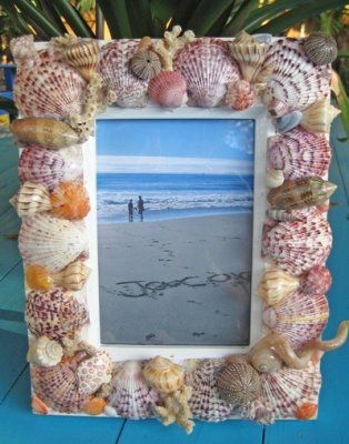 diy seashell frame - now I have a project for those shells i collected so many years ago! Cadre Photo Diy, Seashell Frame, Seashell Projects, Shell Wreath, Shells Diy, Maui Beach, Shell Candles, Shell Crafts Diy, Shell Frame