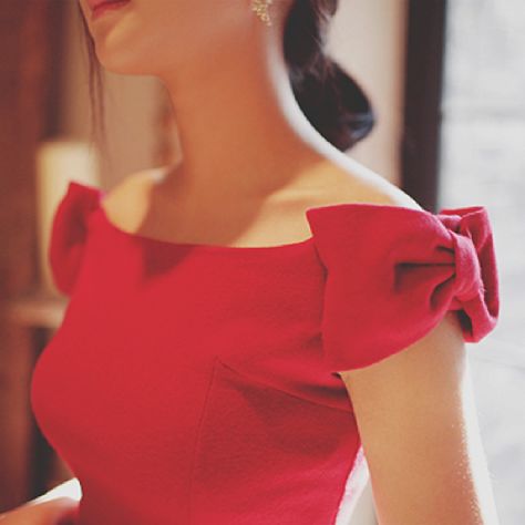 Bows as sleeves! Love! And I don't even usually like bows! Red Bow Dress, Baju Kahwin, Detail Couture, Little Red Dress, Cooler Look, Christmas Dress, Mode Inspiration, Dress With Bow, Fashion Details