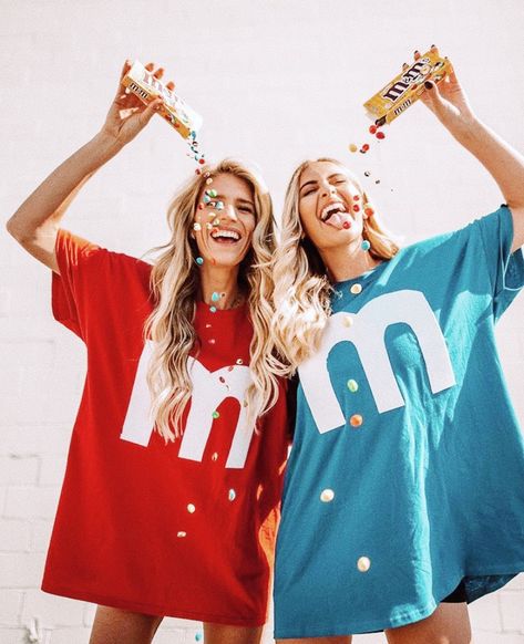 Mnm Halloween Costume, Halloween Costume Bff, M&m Halloween Costume, 2 People Halloween Costumes, M&m Costume, Candy Halloween Costumes, Easy Homemade Halloween Costumes, I Want Candy, Cute Group Halloween Costumes