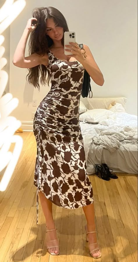 Emily Ratajkowski Style Dresses, Emrata Street Style, Em Ratajkowski, Emrata Style, Attractive Photos, Classy Date Night, Womens Lounge Set, Extra Dresses, Emily Ratajkowski Outfits