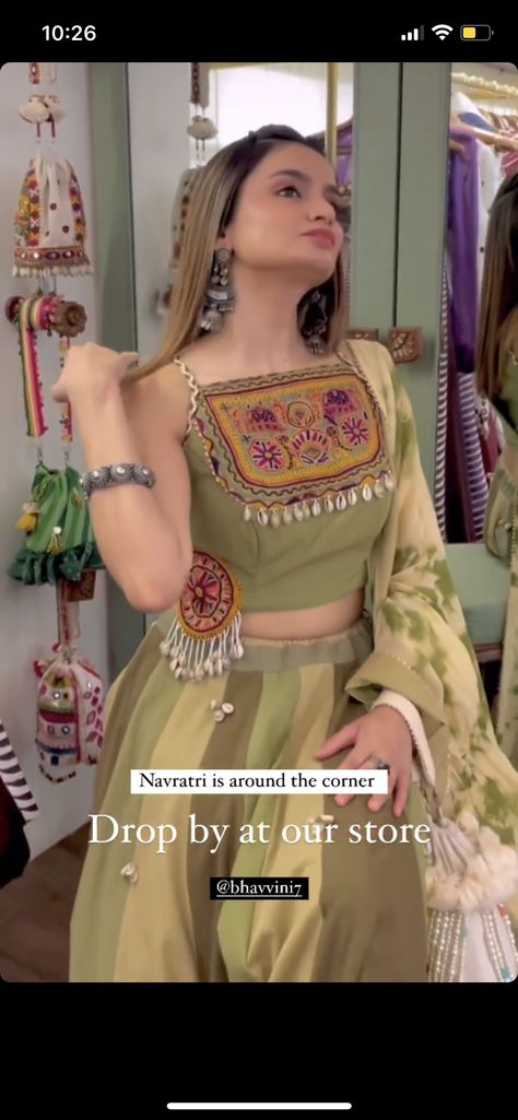 New Navratri Collection, Kodi Blouse For Navratri, Lehriya Chaniya Choli For Navratri, Gamthi Work Blouse Design, Navratri Clothes For Women, Navratri Unique Outfits, Fashion Trending Moodboard 2024, Rajwadi Blouse Pattern, Navratri Chaniya Choli Blouse Pattern