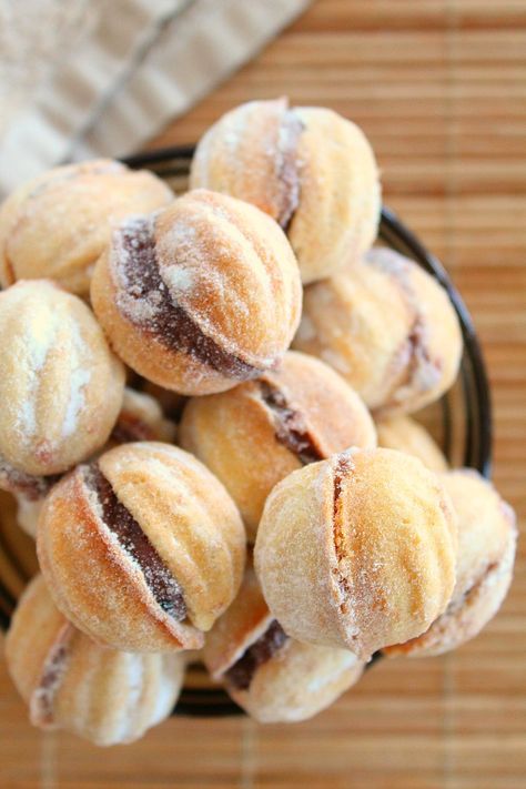 Walnut Shaped Cookies, Shaped Cookies Recipe, Coffee Sweets, Walnut Cookie Recipes, Walnut Cream, 5 Oclock, Italian Cookie Recipes, Walnut Cookies, Shaped Cookies