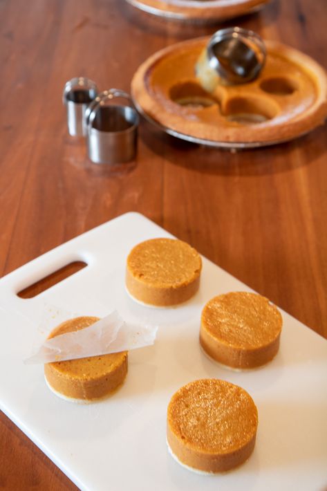 THE PUMPKIN PIE SECRET YOU NEED TO KNOW | Everyday Laura Cut Pumpkin Pie In Circles, Pumpkin Pie Circles, Pumpkin Pie Cutouts, Individual Pumpkin Pie, Mini Pumpkin Pie, Pie Crust Edges, Mini Pumpkin Pies, Thanksgiving 2024, Pie Slice