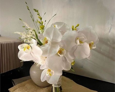 Bridal Flowers Bouquet White And Green, Bride Flower Bouquet Orchid, White Orchid Bouquet Wedding, Bridal Suite Decor, White Orchid Bouquet, Orchid Bridal Bouquets, Orchid Bouquet Wedding, Modern Bridal Bouquets, Brides Flowers Bouquet