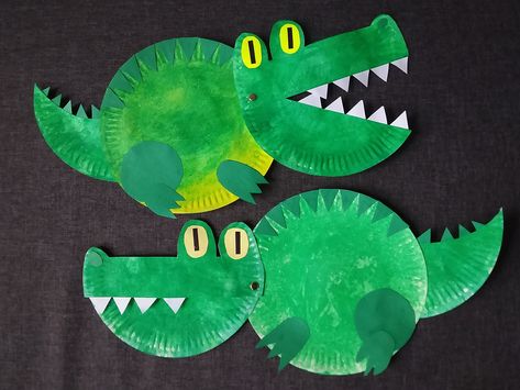 Art&Craft for kids easy: A crocodile (alligator) with moving jaws made of two paper plates, colour paper, glue and a split pin. Paper Plate Alligator Craft, Crocodile Paper Plate Craft, Alligator Art Preschool, Alligator Paper Plates, Crocodile Crafts For Preschoolers, Aligator Kids Craft, Alligator Craft For Preschool, Paper Plate Jungle Animals, Alligator Paper Craft