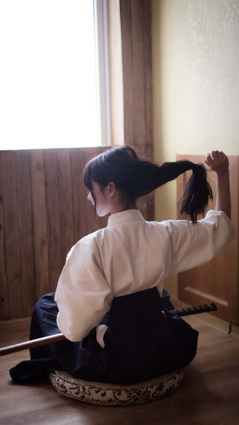 Martial Arts Girl Aesthetic, Art Girl Aesthetic, Female Samurai, Martial Arts Girl, Karate Girl, Body Reference Poses, Figure Reference, Aesthetic Japan, Martial Artists