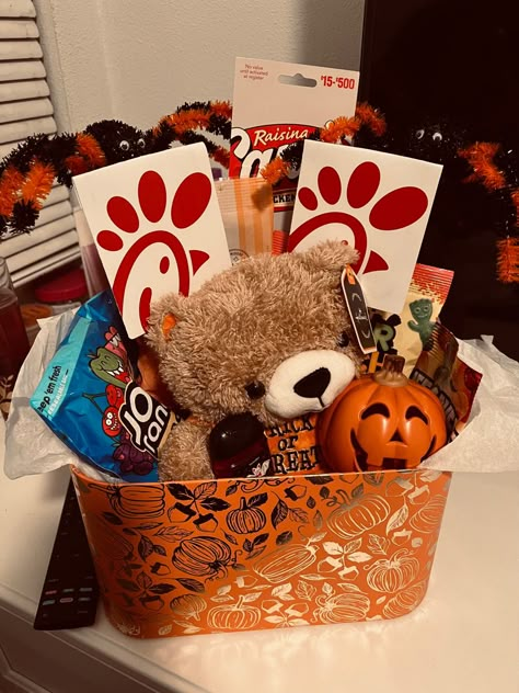 Cute Boo Baskets For Boyfriend, Bf Gift Basket Halloween, Bf Boo Basket Ideas, Boo Basket Boyfriend, Boo Baskets For Girlfriend, Boo Baskets For Him, Men’s Boo Basket Ideas, Bf Boo Basket, Men Boo Basket