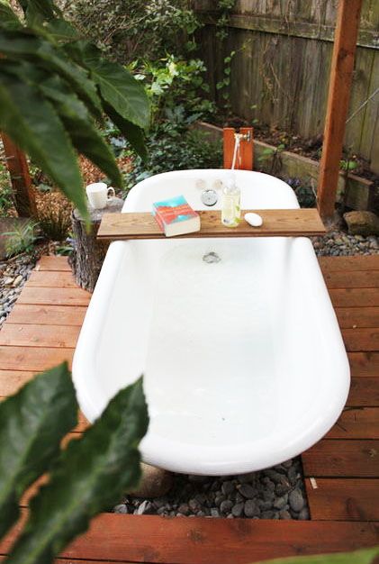 DIY ~ Fab Clawfoot Outdoor Hot Tub AmaZing!! Outdoor Bathroom Design Ideas, Outside Bath, Outdoor Bathtub, Outdoor Tub, Outdoor Baths, Outdoor Bathroom Design, Outdoor Showers, Outdoor Bath, Outdoor Bathroom