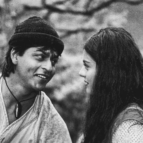 Romance Academia, Shahrukh Khan And Kajol, Bollywood Retro, 90s Bollywood Aesthetic, Desi Love, Retro Bollywood, 90s Bollywood, Bollywood Couples, Black Background Images