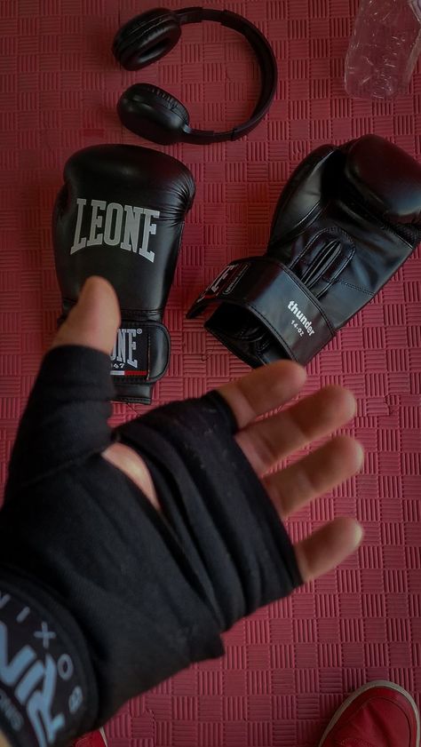 Boxing Gym Aesthetic, Boxe Aesthetic, Mma Aesthetics, Muay Thai Aesthetic, Kickboxing Aesthetic, Female Boxer Aesthetic, Boxing Lifestyle, Boxing Aesthetic, Gloves Aesthetic