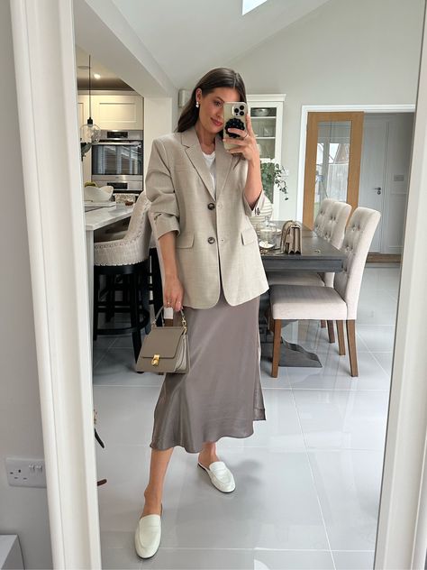 Premium Linen Blazer curated on LTK Linen Blazer Outfit Women Work, Linen Blazer With Dress, Beige Linen Blazer Outfit, Linen Jacket Outfit, Linen Blazer Outfit Women, Beige Linen Blazer, Linen Blazer Outfit, Blazer Outfits For Women, 2024 Outfits