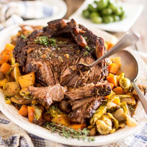 This Maple Balsamic Braised Cross Rib Roast is elegant enough to be worthy of special occasions, yet easy enough to make for a quiet dinner with the family Cross Rib Steak, Cross Rib Roast, Rib Roast Recipe, Rib Steak, Maple Balsamic, Roast Recipe, Rib Roast, Dinner Party Recipes, Holiday Meal