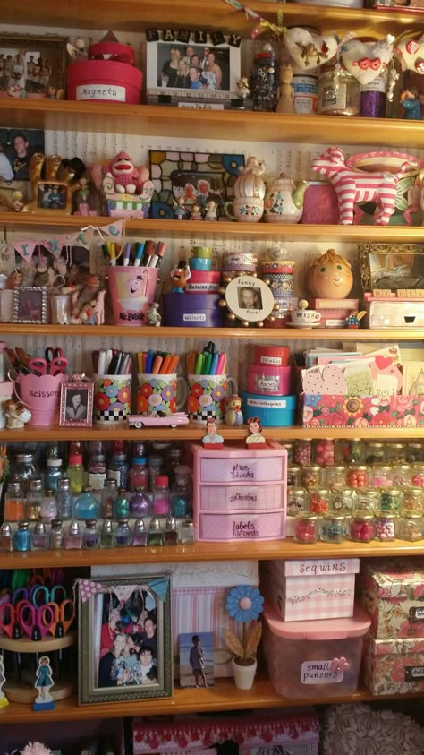 Diy Art Organization, Hobby Room Aesthetic, Maximalist Craft Room, Eclectic Craft Room, Art Room Ideas, Vintage Craft Room, Dream Art Room, Rangement Art, Sewing Retreats