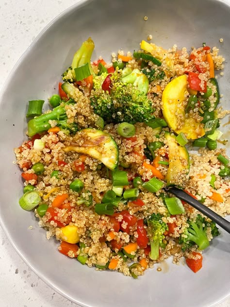 This vegan Quinoa Veggie Stir Fry with Teriyaki Sauce is bursting with flavor, delicious fresh veggies and high protein for a healthy plant-based meal any day of the week! It is oil-free, gluten-free, quick and easy, too! Quinoa Stir Fry, Fried Quinoa, Baked Salmon Lemon, Vegan Stir Fry, Vegan Quinoa, Homemade Teriyaki Sauce, Veggie Bowl, Veggie Stir Fry, Teriyaki Sauce