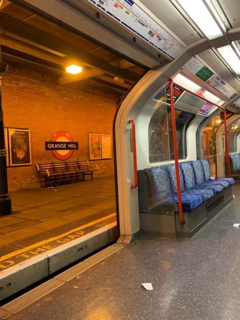 The London Tube London Tube Aesthetic, Tube Aesthetic, London Vibes, London Tube, London Aesthetic, Tube Station, Safe Place, The London, Minecraft