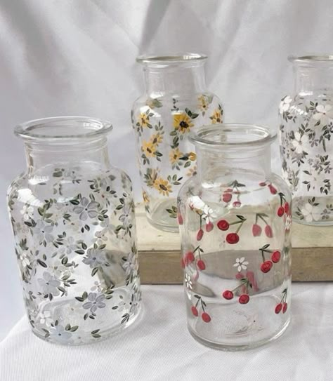 Art And Crafts Home Decor, Painting Vases Ideas, Glass Vase Design, Cute Jar Painting, Vase Glass Painting, Painted Flower Vases Diy, Paint Your Own Vase Ideas, Painting Ideas On Objects, Painted Glass Vases Ideas