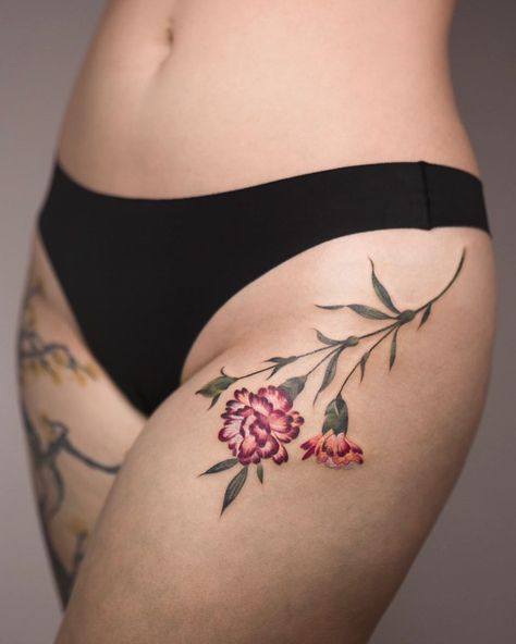 Thigh Tattoo Simple, Carnation Flower Tattoo, Carnation Tattoo, Dna Tattoo, Scar Tattoo, Beautiful Flower Tattoos, Tasteful Tattoos, Carnation Flower, Tattoo Feminina