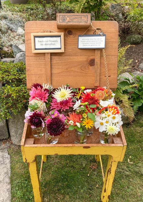 Flower Honesty Stand, Urban Flower Farm, Farm Stand Flowers, Pop Up Flower Stand, Pallet Flower Stand, Selling Flowers From Home, Flower Farm Stand Ideas, Self Serve Flower Stand, Roadside Flower Stand Ideas