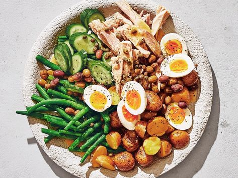 Tuna Niçoise Salad Nicoise Salad Dressing, Nicoise Salad Recipe, Tuna Nicoise Salad, Canned Tuna Recipes, Green Beans And Potatoes, Nicoise Salad, Olive Relish, Tuna Recipes, Raw Vegetables