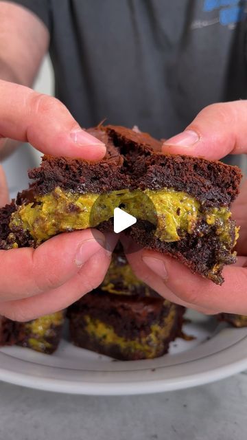 Pistachio Donut Recipe, Dubai Chocolate Brownies, Pistachio Kunafa Brownies, Pistachio Brownies Recipe, Pistachio Kunafa Chocolate Bar, Kunafa Chocolate Recipe, Pistachio Butter Dessert, Easy Pistachio Dessert, Dessert Trends 2024