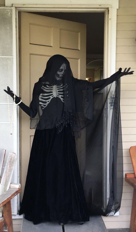 harrow cosplay on reddit by AraneaTheEczema Locked Tomb Cosplay, Harrow The Ninth Cosplay, Necromancer Dress, Harrow Nonagesimus, Harrowhark Nonagesimus Cosplay, Necromancer Costume, Lesbian Costume Ideas, Harrowhark Nonagesimus, Grim Reaper Costume