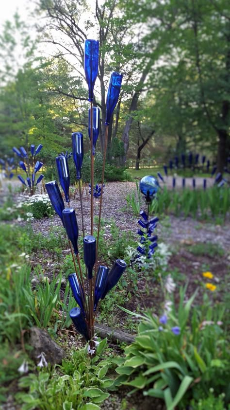 Swirl Bottle Trees Wine Bottle Trees, Wine Bottle Garden, Gemüseanbau In Kübeln, Bottle Trees, Bottle Tree, Wine Bottle Art, Bottle Garden, Glass Garden Art, Lawn Ornaments