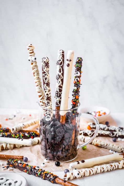 A fun and easy festive treat, these Halloween Chocolate Pretzel Rods are easy to make, take minimal ingredients and are fun for kids and adults alike. Easy Halloween Treats To Make, Halloween Pretzels Rods, Chocolate Pretzel Rods, Easy Halloween Treats, Lunch And Dinner Ideas, Halloween Pretzels, Halloween Treats To Make, Halloween Appetizers Easy, Spooky Halloween Treats