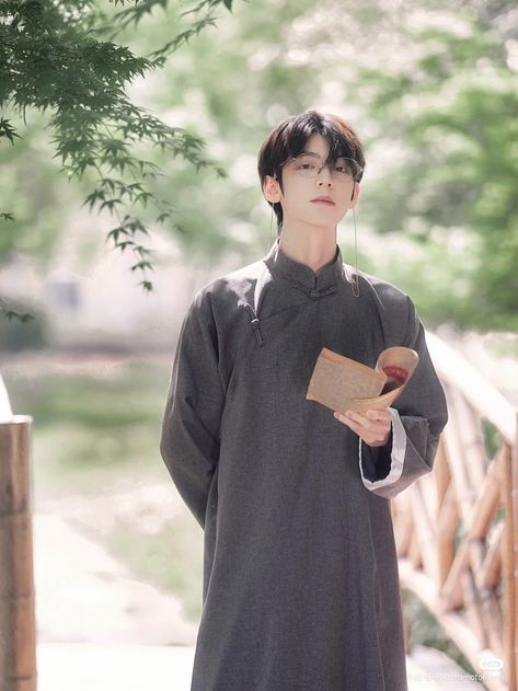 Real References, Men Reference, Male Modeling, Vietnam Clothes, Nun Outfit, Hanfu Men, Asian Traditional Fashion, Aesthetic Image