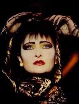 Siouxsie Sioux 80s Makeup, Souxie Soux Makeup, Siouxsie Makeup, Siouxsie Sioux Makeup, Siouxsie Sioux 80s, New Wave Makeup, Trad Goth Makeup, Traditional Goth, Goth Outfit Ideas