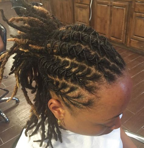 Half Updo For Medium Dreadlocks Mens Dreadlock Styles, Short Dreadlocks Styles, Dreads Styles For Women, Dread Hairstyles For Men, Undercut Haircut, Dreadlock Hairstyles For Men, Short Locs Hairstyles, Dreadlock Styles, Dreads Styles