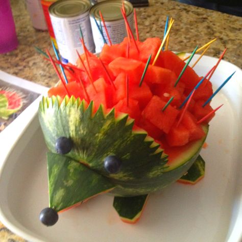 Hedgehog watermelon!!!!! Watermelon Ball, Creative Centerpieces, Watermelon Carving, Baby Shower Woodland Theme, Themed Desserts, Easy Food Art, Summer Refreshments, Delicious Fruit, Cooking Recipes Desserts