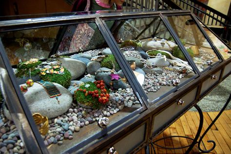 A very interesting jewelry display. | Nicole Iriana | Flickr Jewelry Booth, Jewellery Stand, Display Frames, Jewelry Display Case, Craft Fair Displays, Craft Show Displays, Creative Display, Craft Booth, Necklace Holder