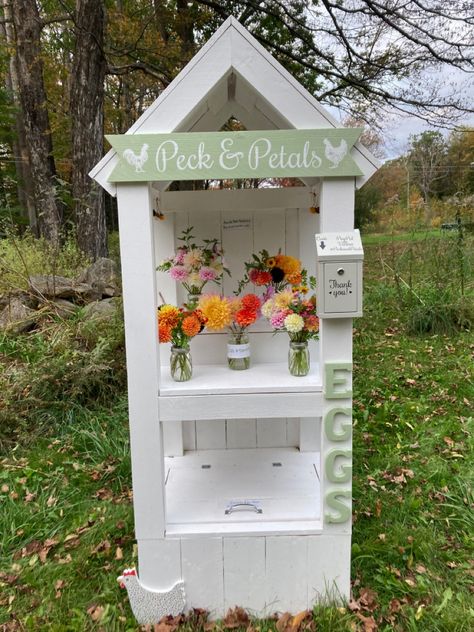 Farm Decor Outside, Egg And Flower Stand, Flower Market Display Farm Stand, End Of Driveway Farm Stand, Selling Farm Fresh Eggs, Pallet Egg Stand Roadside, Small Roadside Farm Stand, Farm Flower Stand, Small Farm Stand Diy