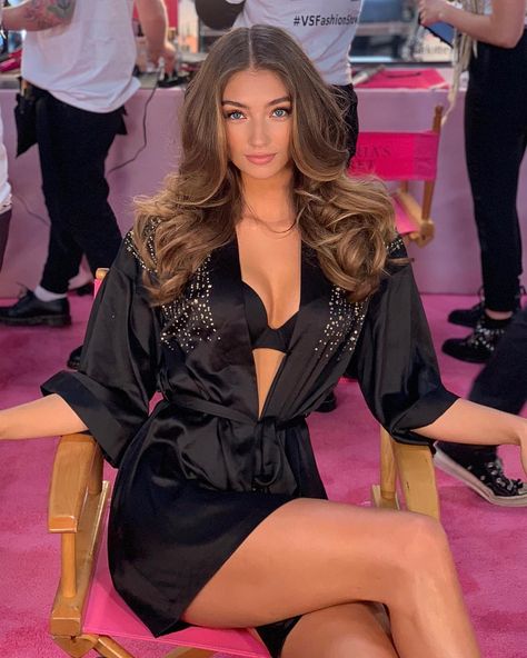 Lorena Rae on Instagram: “Guys! I’m taking over @ctilburymakeup ’s Instagram tonight while her team is getting me ready for the party and we’re recreating some of…” Victoria Secret Hair, Victoria Secret Fashion Show 2018, Lorena Rae, Bombshell Hair, Mick Schumacher, Vs Fashion Shows, Vs Models, 90s Models, Pink Carpet