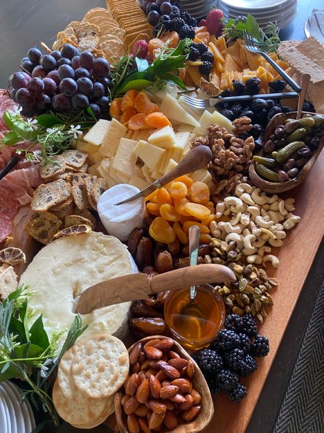 #charcuterie #brunch #cheeseboard #spring Birthday Brunch Charcuterie Board, Spring Cheese Board, Classy Charcuterie Board, Summer Sausage Charcuterie Board, Bridgerton Charcuterie Board, Tea Party Charcuterie Board, Charcuterie Board Spring, Spring Charcuterie Board Ideas, Big Charcuterie Board