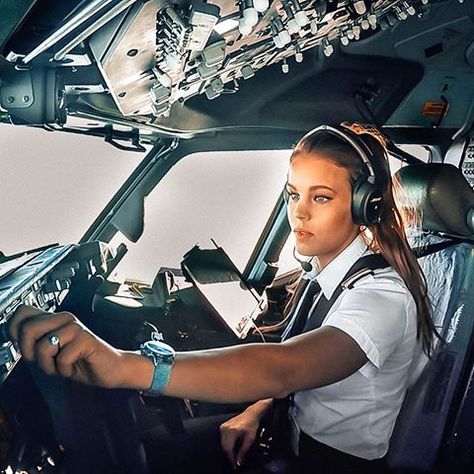 Female Airline Pilot, Lady Pilot Aesthetic, Piolet Women, Pilots Uniform, Pilot Dream, Plane Captain, Pilots Quotes Aviation, Pilot Aesthetic, Aircraft Instruments