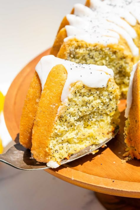 Cutting a slice of sourdough lemon poppy seed bundt cake Discard Cake, Lemon Poppy Seed Bundt Cake, Lemon Poppyseed Cake Recipe, Sourdough Lemon, Poppy Seed Bundt Cake, Lemon Poppyseed Bread, Lemon Poppyseed Cake, Sourdough Starter Discard Recipe, Easy Sourdough