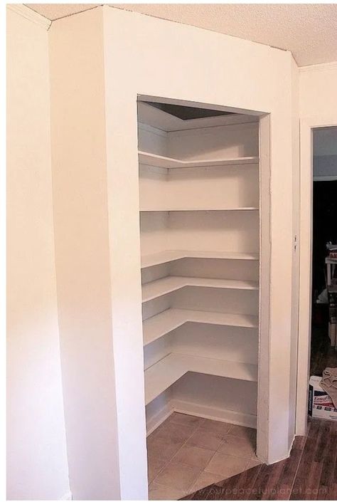 Diy Corner Pantry, Diy Pantry Makeover, Corner Pantry Ideas, Organiser Cucina, Corner Closet, Ceiling Shelves, Diy Kitchens, Corner Pantry, Diy Pantry