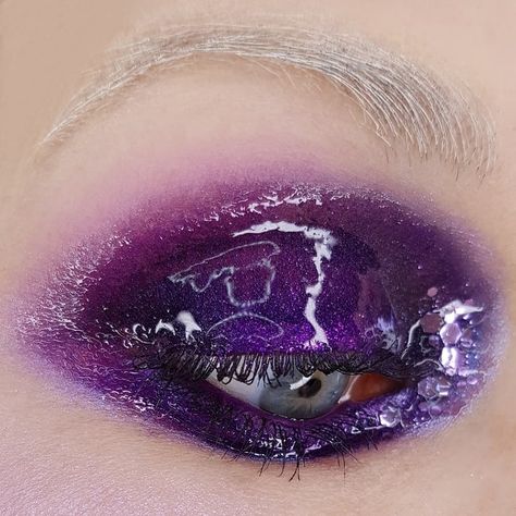 Purple Glossy Eyeshadow, Neon Witch, Glossy Eyeshadow, Glossy Eyes, Pinterest Makeup, Purple Eyeshadow, Cyberpunk Fashion, Neon Purple, Costume Makeup