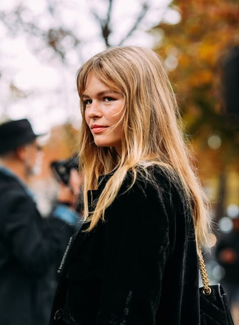 Anna Ewers Hair, French Girl Hair, Anna Ewers, Outfits Minimal, Minimalist Street Style, Blonde Tones, Golden Hair, Trending Looks, Model Outfits