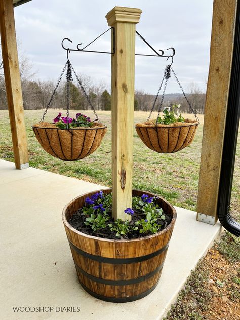 Planters Boxes, Diy Frühling, Spring Planter, Diy Planter, Barrel Planter, Back Yard Ideas, Outside Decor, Backyard Diy, Diy Yard