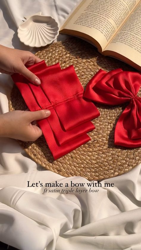 How To Make Hair Assesories, Sewing A Bow, How To Make Bow, How To Make Hair Bows, Hairbow Making, Bow Sewing, Bow Designs, Layered Bow, Diy Hair Accessories Ribbon