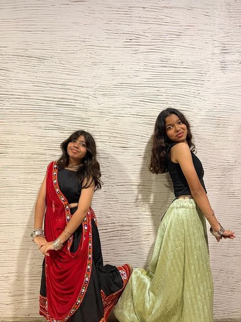 Navratri Pics, Navratri Poses, Navratri Look, Diwali Pictures, With Best Friend, Aye Aye, Stylish Photo Pose, Best Poses For Pictures, Friend Photoshoot