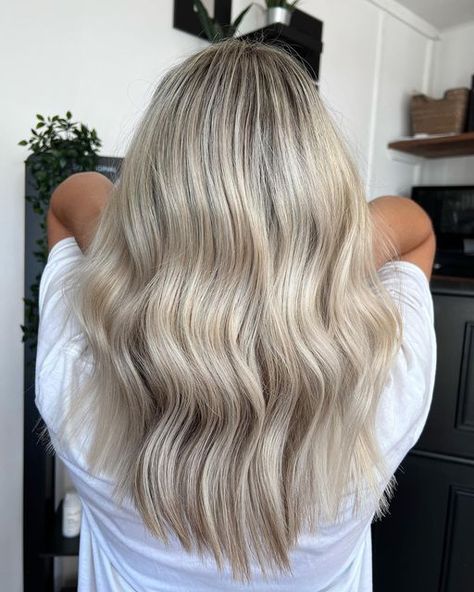 Pearl Blonde Highlights On Brown Hair, Rooty Blonde Balayage, Dimensional Blonde Highlights, Balayage Wig, Hair Blending, Hair Lookbook, Root Melt, Baby Lights, Wig Wavy