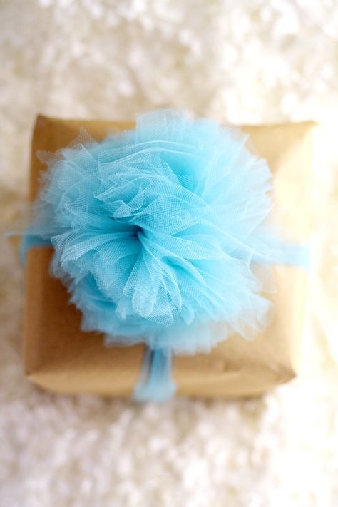 Learn how to make a beautiful and totally easy DIY Tulle Gift Bow with this easy Diy crafts tutorial to add a pretty finishing touch to all of your gifts. Perfect for Christmas gifts, birthday gifts, baby shower gifts, wedding shower gifts, and MORE! This is so pretty! Can't wait to try it! Gift Bow Tutorial, Bows For Presents, Baby Gift Wrapping, Diy Tulle, Gift Wrap Ideas, Diy Gifts To Make, Gift Bow, Tulle Bows, Diy Bows