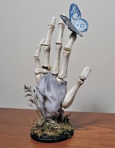 Gothic Shelf, Tim Burton Corpse Bride, Tim Burton Art, Sculpture Art Clay, Clay Diy Projects, Seni Cat Air, Lukisan Cat Air, Skeleton Hand, Corpse Bride