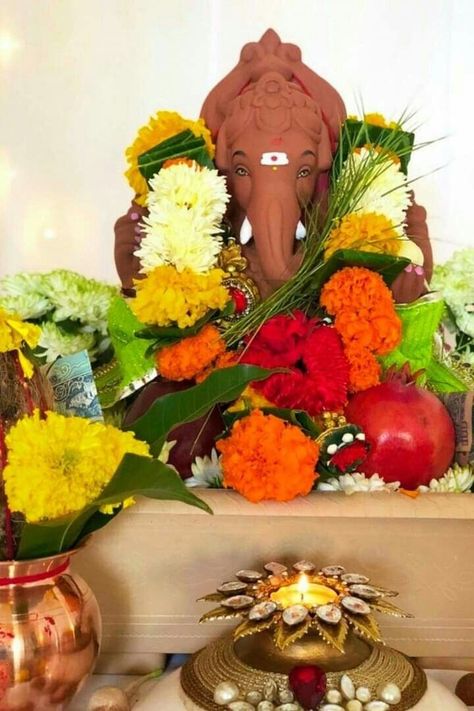 Ganpati Bappa At Home, Ganapati Aesthetic, Ganesh Chaturthi Snap, Ganpati Bappa Snap, Ganesh Chaturthi Aesthetic, Ganesha Photography, Pooja Aesthetic, Ganesha Pooja, Eco Friendly Ganesha