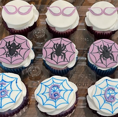 Spider girl Gwen cupcakes for a birthday girl! Spider Gwen Cupcakes, Ghost Spider Cupcakes, Girl Spiderman Party, Ghost Spider Party, Twins 3rd Birthday, Spidey Birthday, Spider Party, Sibling Birthday Parties, Spider Cupcakes